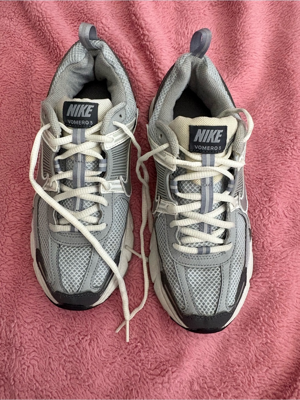 Nike Vomer 0.5 Gray and White Athletic Shoes